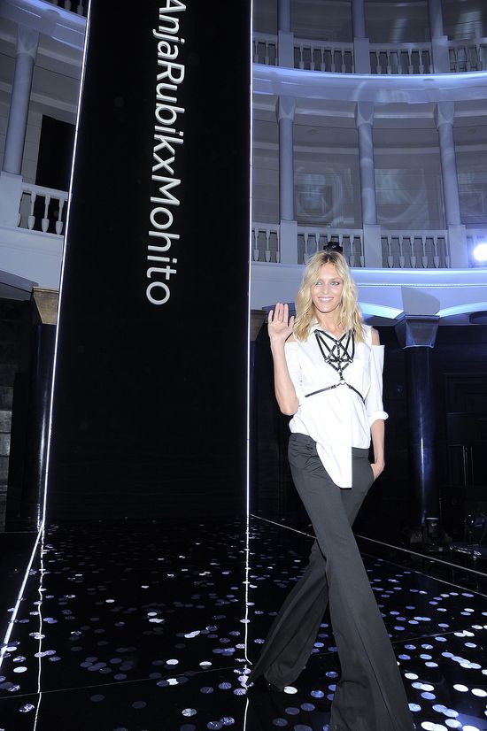 Anja Rubik w seksownej (?) uprzęży (FOTO)