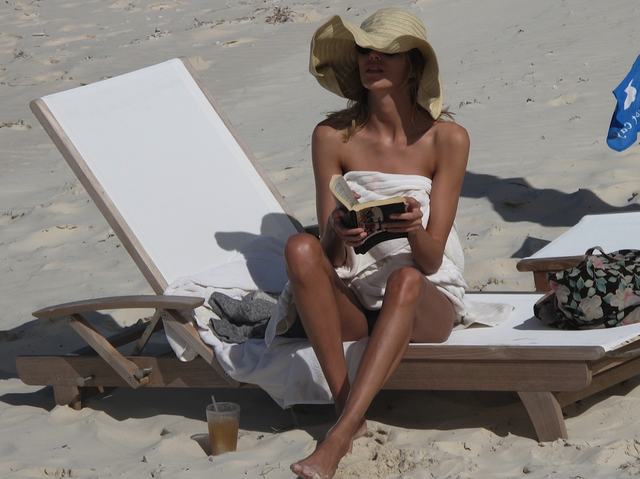 Anja Rubik wypoczywa na plaży (FOTO)