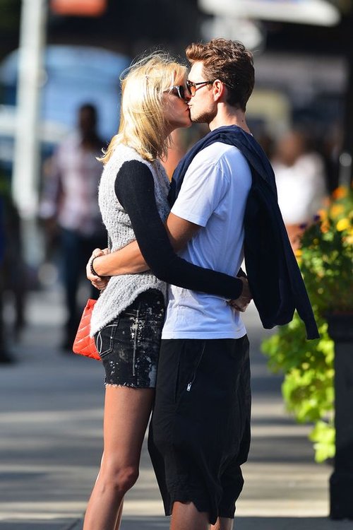 Anja Rubik i Sasha Knezevic całują się na ulicy (FOTO)