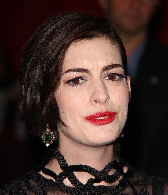 Anne Hathaway bez peruki na czerwonym dywanie (FOTO)