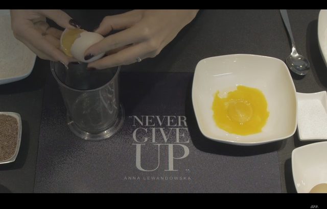 Anna Lewandowska pokazała, jak zrobić ciasto na Walentynki Anna Lewandowska pokazała, jak zrobić ciasto na Walentynki