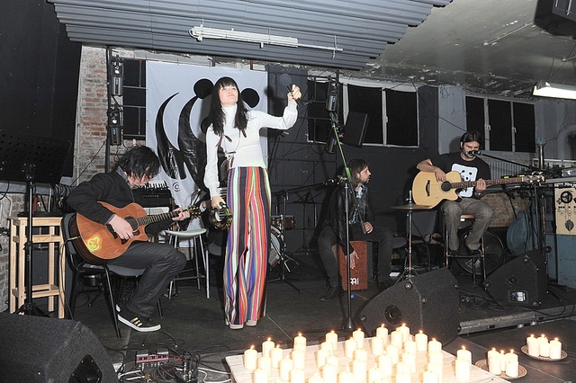 Ania Rusowicz Pasiaste dzwony i naszyjnik z piórek - kto to taki? (FOTO)