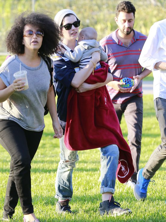 W Anne Hathaway budzi się instynkt macierzyński?