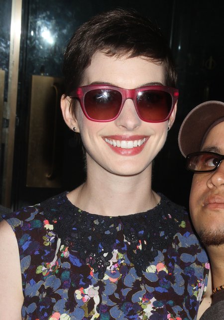 Anne Hathaway w okularach ala stara ciotka (FOTO)