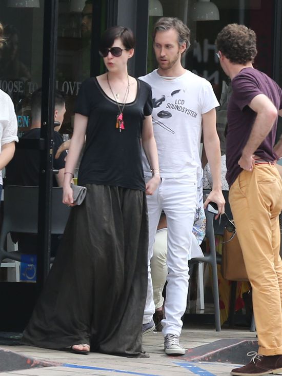 Styl Anne Hathaway schodzi na psy... (FOTO)