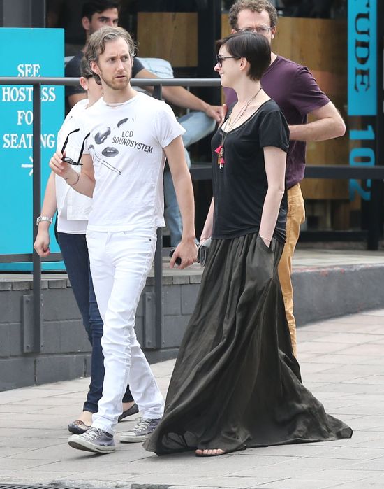 Styl Anne Hathaway schodzi na psy... (FOTO)
