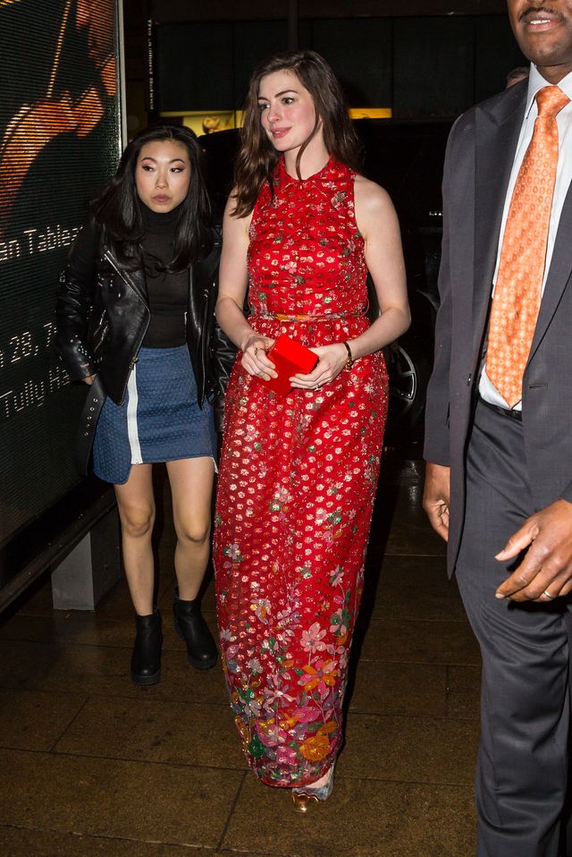 Gorzej nie mogła wybrać - Anne Hathaway pokazuje, jakich sukienek NIE NOSIĆ