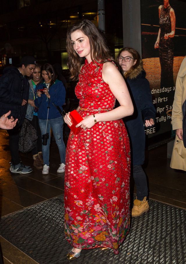 Gorzej nie mogła wybrać - Anne Hathaway pokazuje, jakich sukienek NIE NOSIĆ