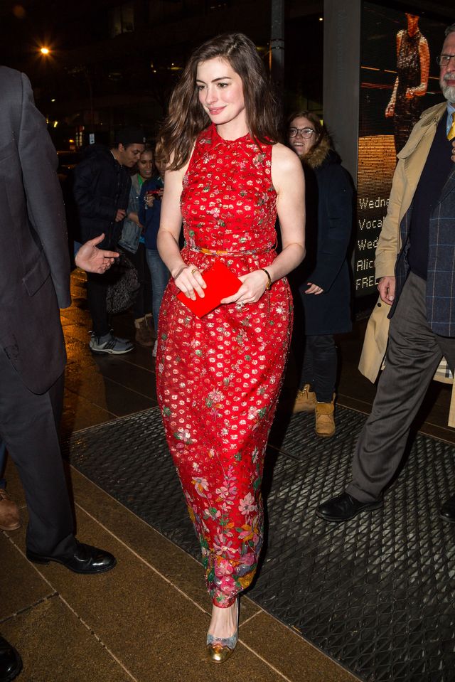 Gorzej nie mogła wybrać - Anne Hathaway pokazuje, jakich sukienek NIE NOSIĆ