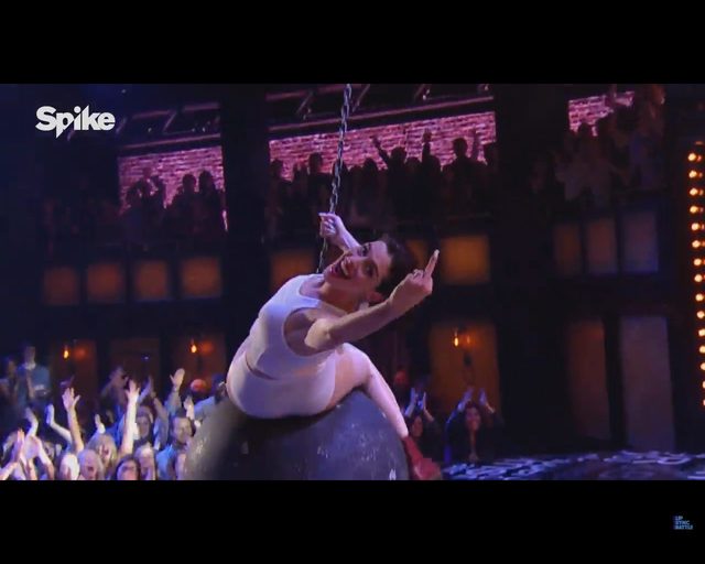 Anne Hathaway LEPSZA od Miley Cyrus w kawałku Wrecking Ball?