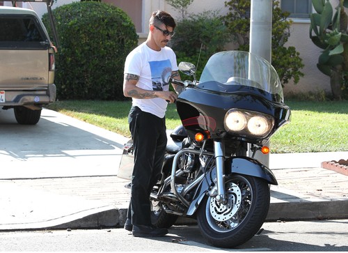 Rockowe ciacho już nie zachwyca? (FOTO) Rockowe ciacho już nie zachwyca? (FOTO)