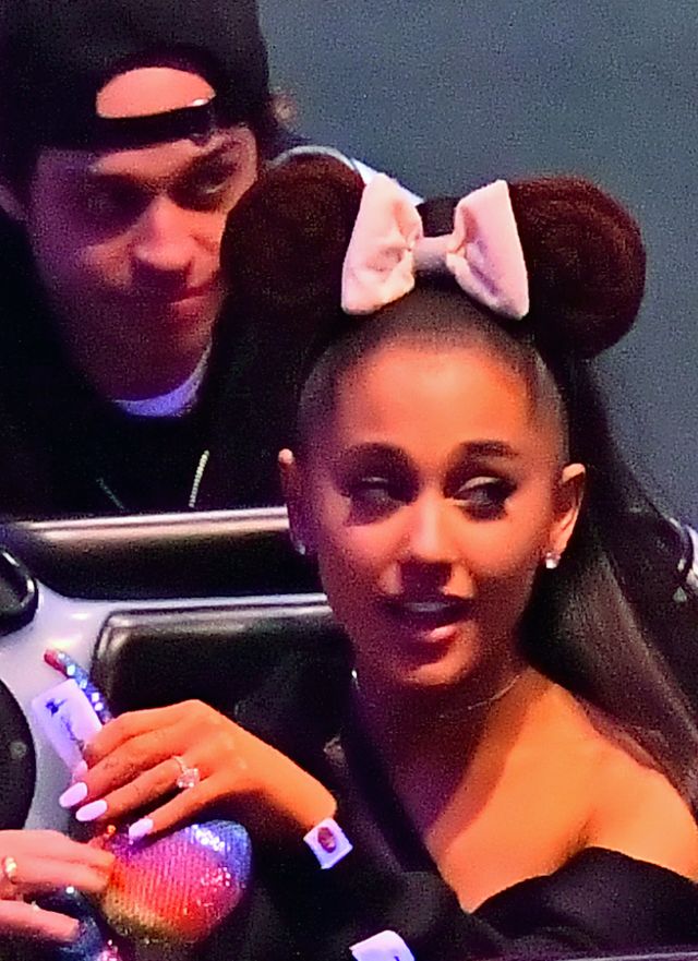 Ariana Grande z WIELKIM pierścionkiem zaręczynowym w Disneylandzie (ZDJĘCIA)