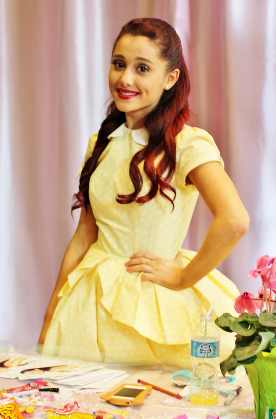 Jak kiedyś wyglądała Ariana Grande? (FOTO)