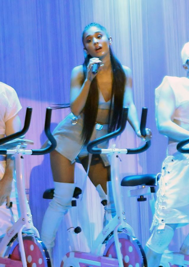 Ile razy Ariana Grande przebiera się podczas koncertu? (ZDJĘCIA) Ile razy Ariana Grande przebiera się podczas koncertu? (ZDJĘCIA)