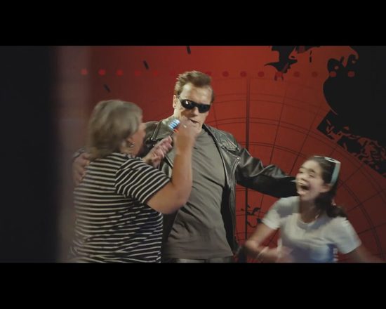 Żywy Terminator zamiast figury woskowej straszył ludzi VIDEO Żywy Terminator zamiast figury woskowej straszył ludzi VIDEO