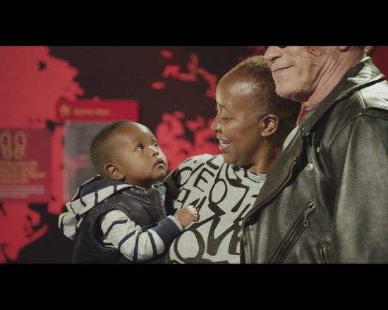 Żywy Terminator zamiast figury woskowej straszył ludzi VIDEO Żywy Terminator zamiast figury woskowej straszył ludzi VIDEO