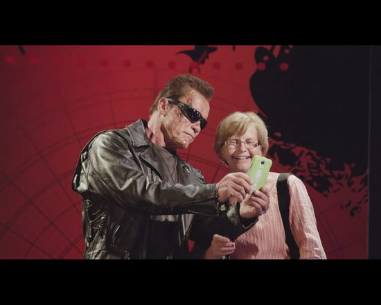 Żywy Terminator zamiast figury woskowej straszył ludzi VIDEO Żywy Terminator zamiast figury woskowej straszył ludzi VIDEO