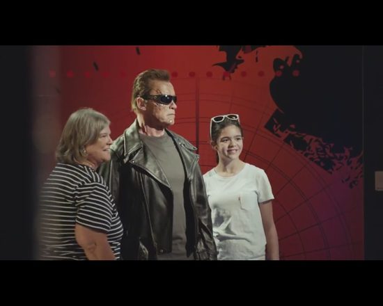 Żywy Terminator zamiast figury woskowej straszył ludzi VIDEO Żywy Terminator zamiast figury woskowej straszył ludzi VIDEO