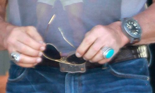 Czupryna farbowana, broda zdradza siwiznę (FOTO)