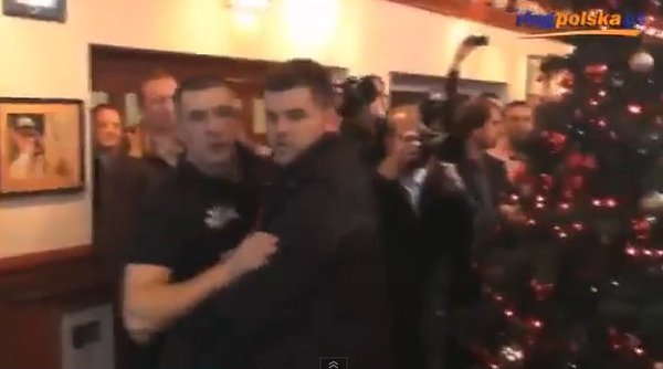 Bójka bokserów na konferencji prasowej [VIDEO]