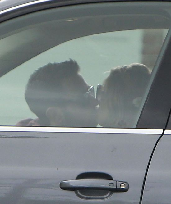 Sfotografowano ich podczas igraszek w aucie (FOTO) Sfotografowano ich podczas igraszek w aucie (FOTO)