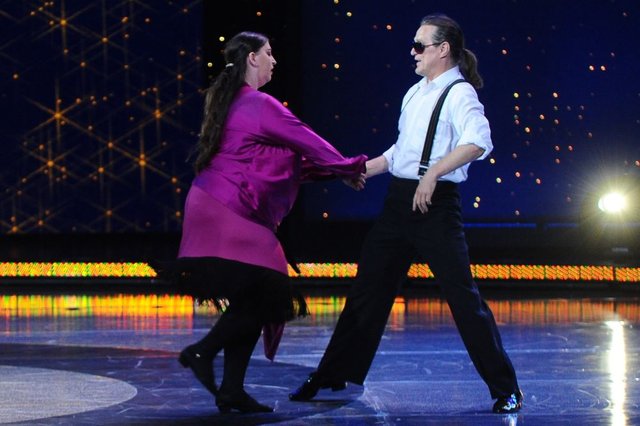 Niewidoma para na parkiecie i Malitowski w Che Che re re Che