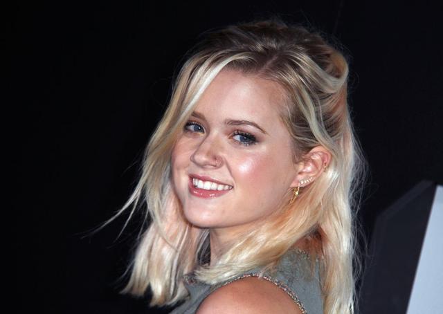 16-letnia córka Reese Witherspoon debiutuje sama na ściance (FOTO)