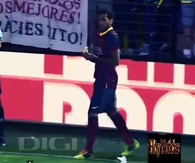 Dani Alves zjadł banana, którym rzucono w niego z trybun!