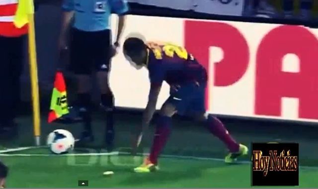 Dani Alves zjadł banana, którym rzucono w niego z trybun!
