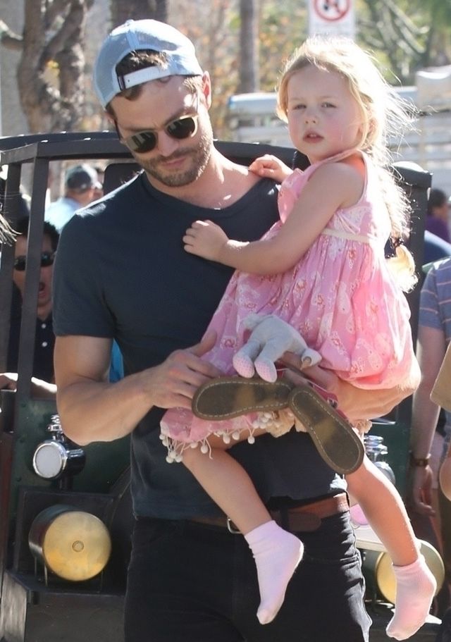 Jamie Dornan z żoną i córkami na zakupach (ZDJĘCIA) Jamie Dornan z żoną i córkami na zakupach (ZDJĘCIA)