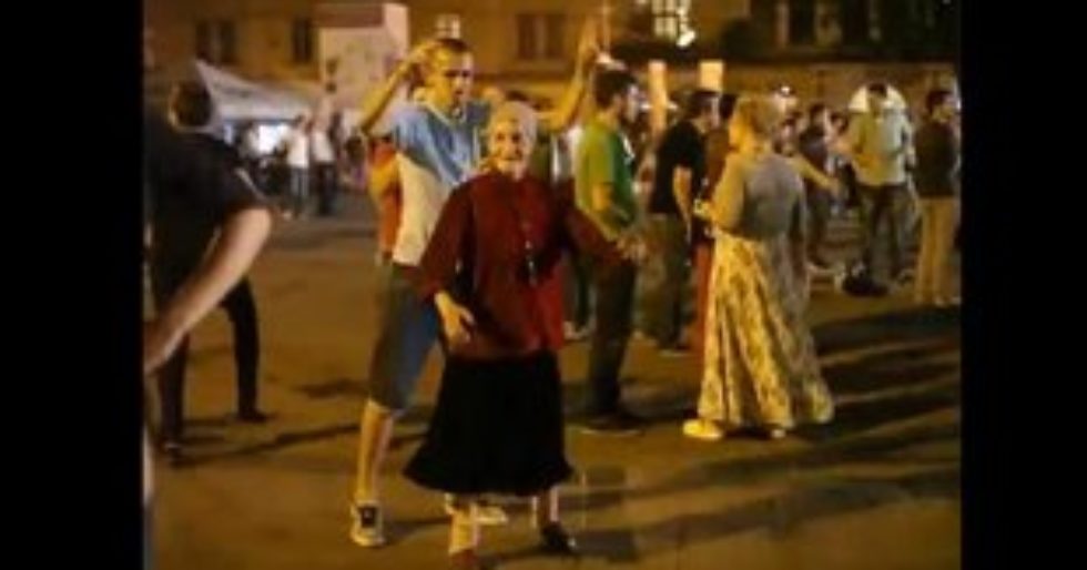 Babcia wygina śmiało ciało (VIDEO) Babcia wygina śmiało ciało (VIDEO)