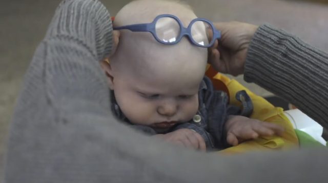 Mały Leopold po raz pierwszy zobaczył mamę [VIDEO]