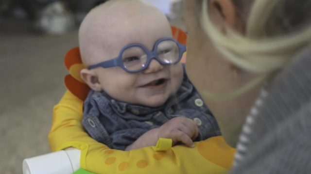 Mały Leopold po raz pierwszy zobaczył mamę [VIDEO]