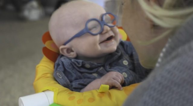 Mały Leopold po raz pierwszy zobaczył mamę [VIDEO]