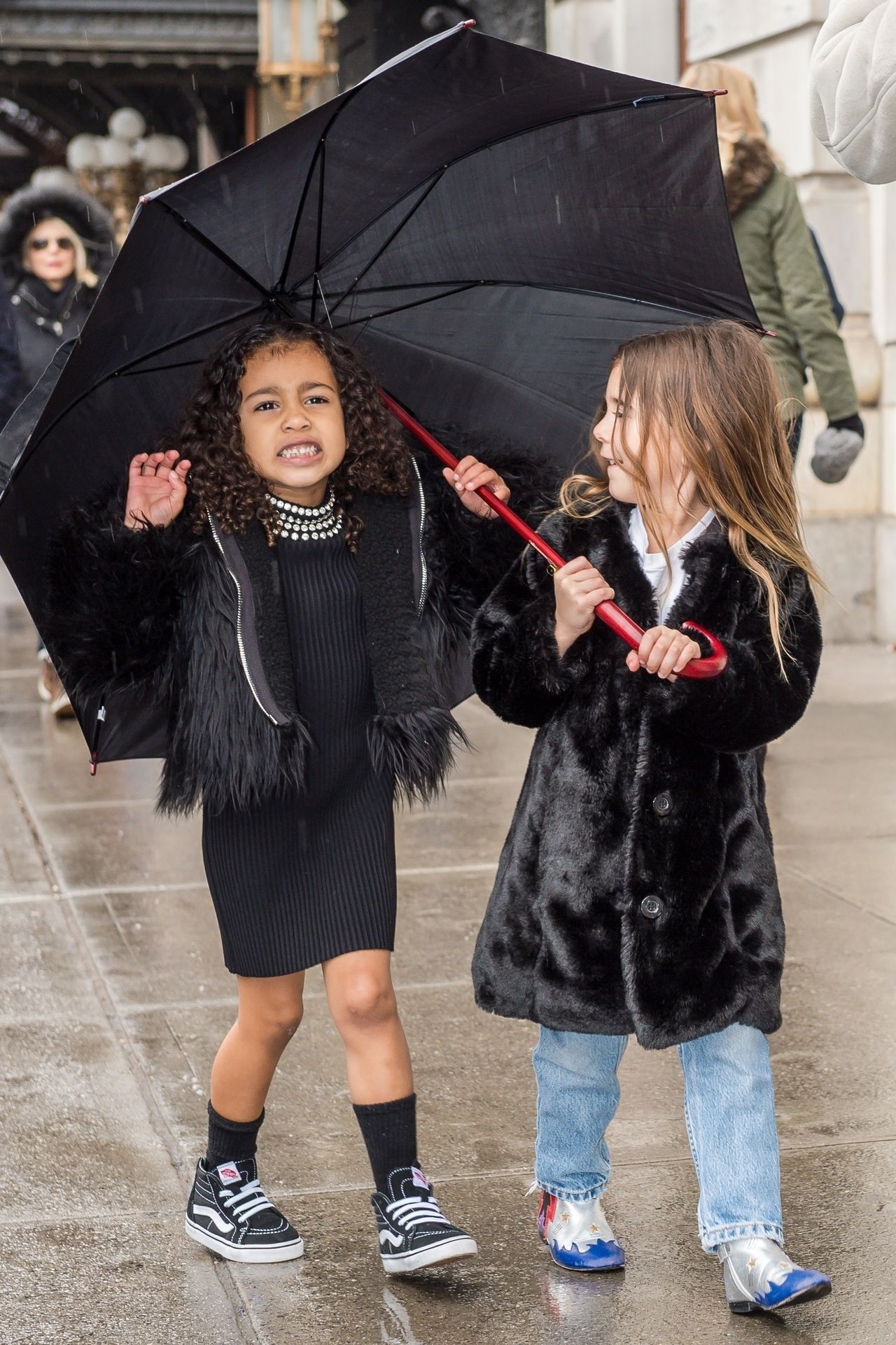 Fani krytykują Kim Kardashian za to, co zrobiła córce Fani krytykują Kim Kardashian za to, co zrobiła córce