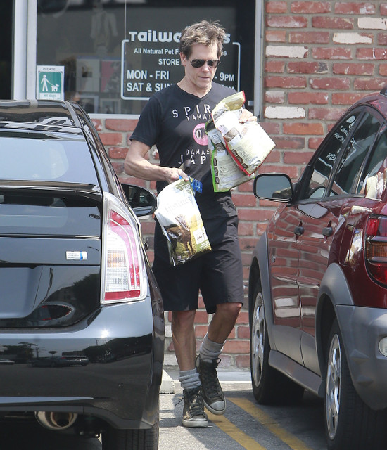 Kevin Bacon robi zakupy dla Lilly