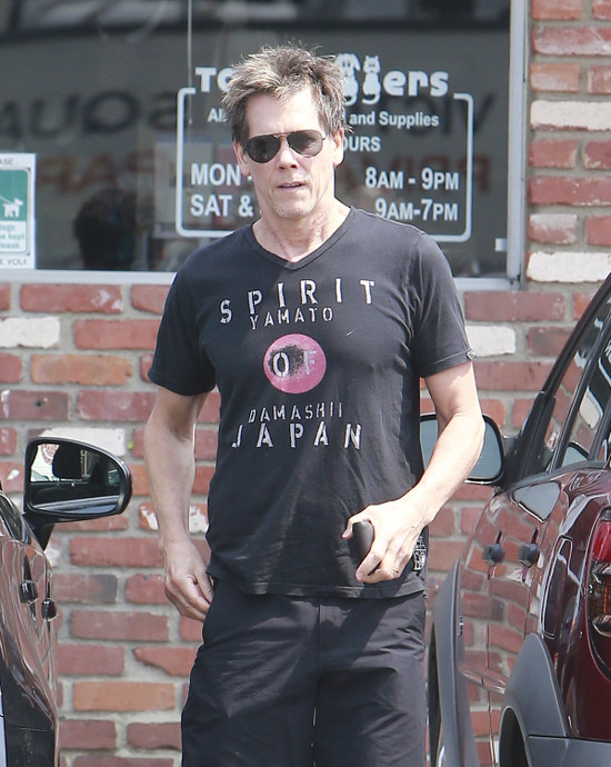 Kevin Bacon robi zakupy dla Lilly