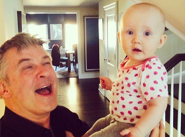 7-miesięczna córeczka znanego aktora już nosi kolczyki