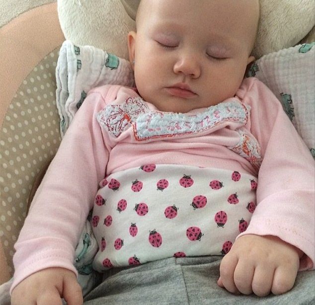 7-miesięczna córeczka znanego aktora już nosi kolczyki