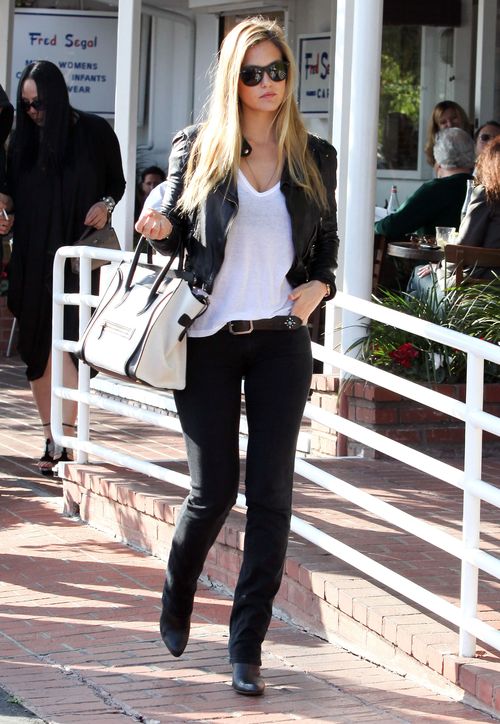 Bar Refaeli: Jestem dumna ze swego brzucha! (FOTO)