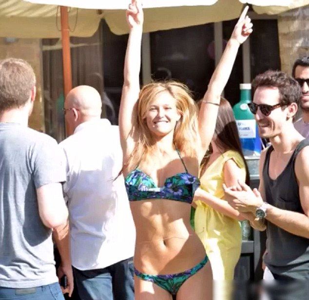 Bar Refaeli przygotowała gorąca niespodziankę (VIDEO)