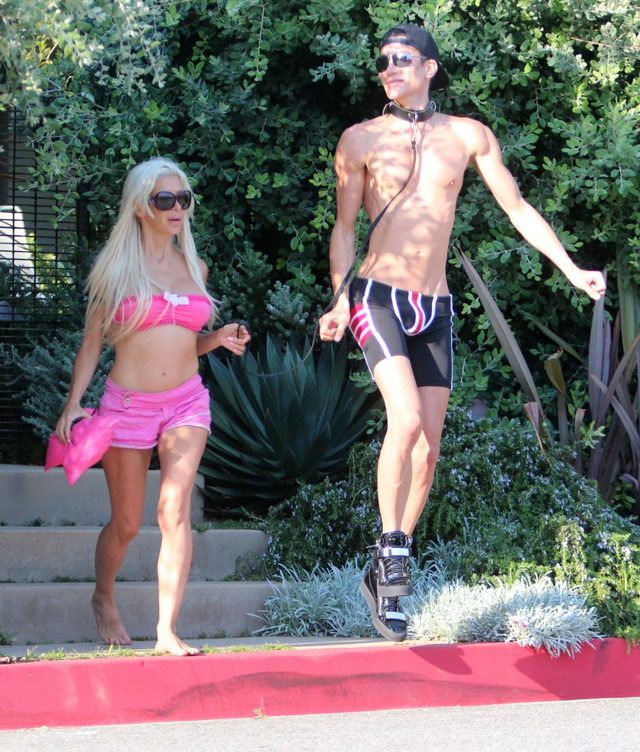 Desperacko pragniesz popularności? Wyprowadź chłopaka na spacer na... SMYCZY