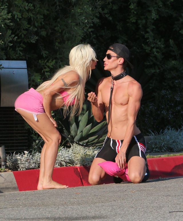 Desperacko pragniesz popularności? Wyprowadź chłopaka na spacer na... SMYCZY