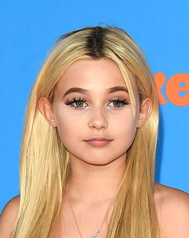 12-letnia Alabama Barker ze sztucznymi rzęsami, tipsami i doczepionymi włosami (