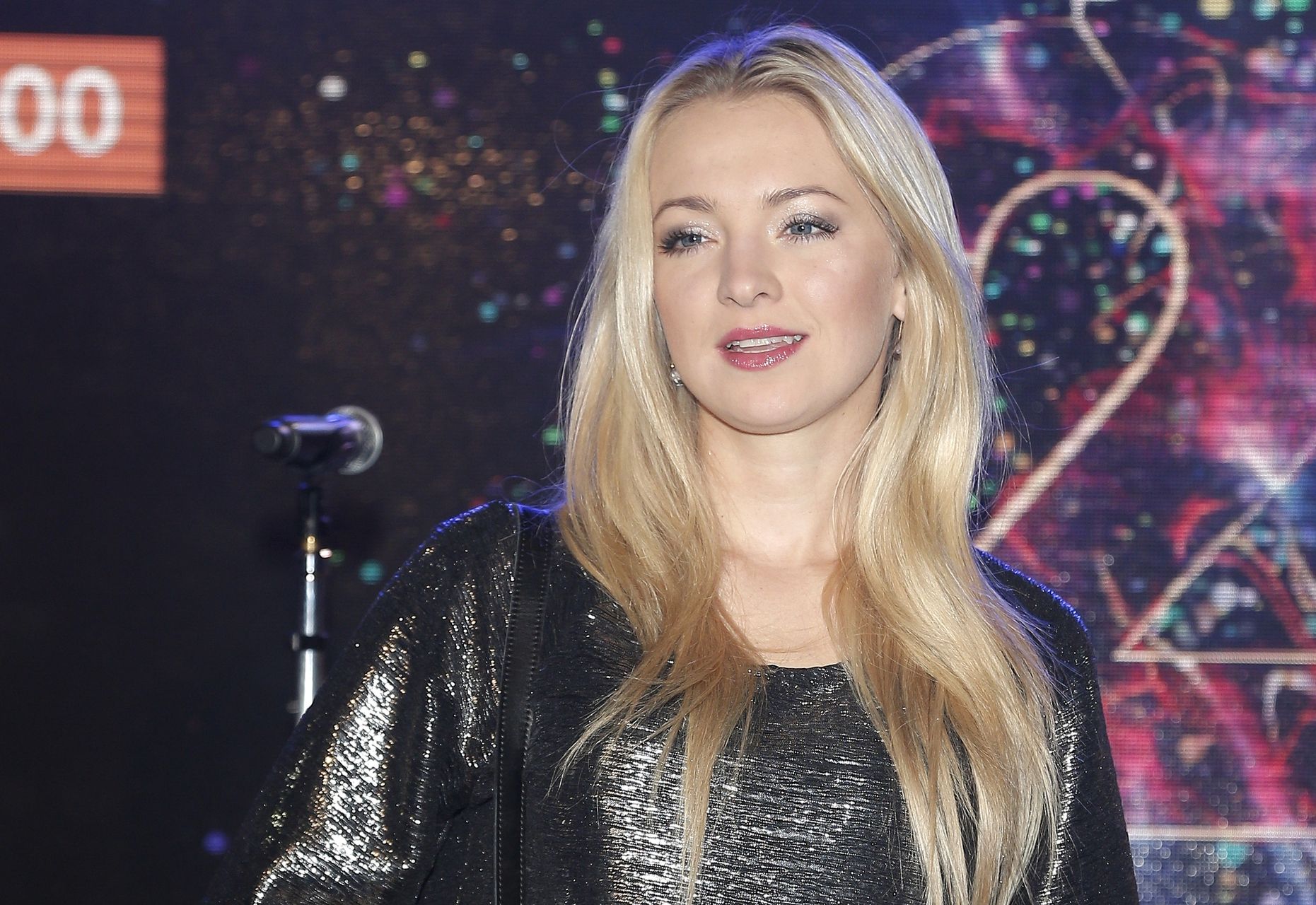 Barbara Kurdej-Szatan reklamuje wybielanie zębów za pomocą nakładek Barbara Kurdej-Szatan reklamuje wybielanie zębów za pomocą nakładek