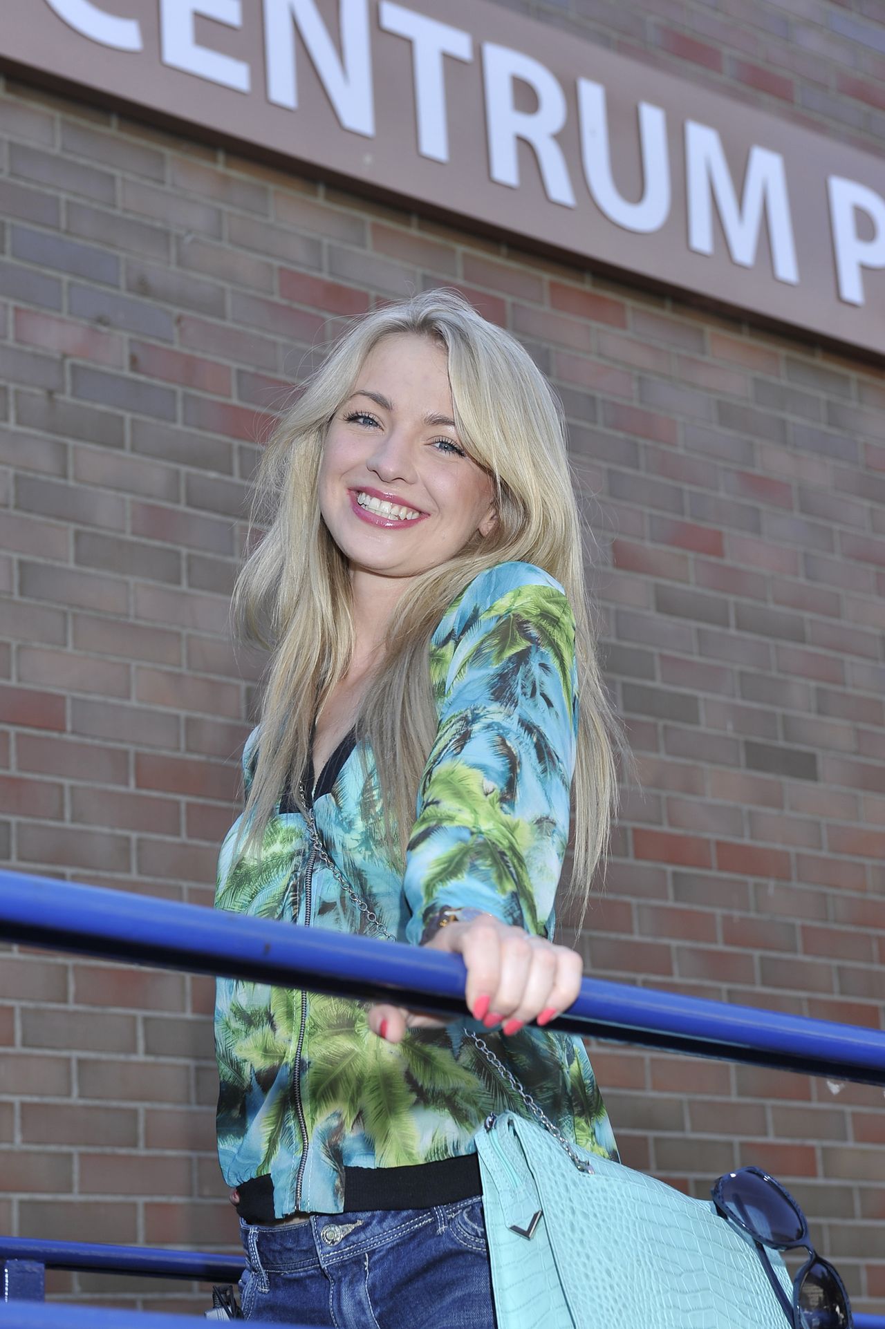 Barbara Kurdej-Szatan reklamuje wybielanie zębów za pomocą nakładek Barbara Kurdej-Szatan reklamuje wybielanie zębów za pomocą nakładek