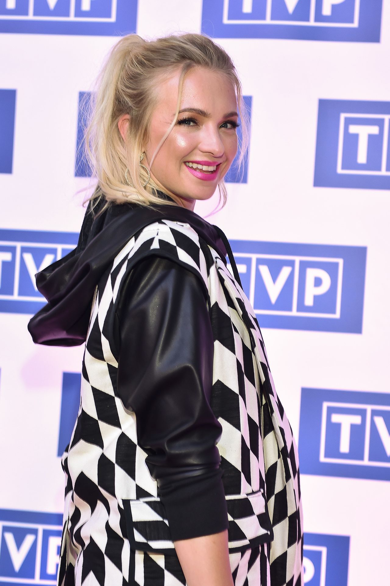 Barbara Kurdej-Szatan reklamuje wybielanie zębów za pomocą nakładek Barbara Kurdej-Szatan reklamuje wybielanie zębów za pomocą nakładek