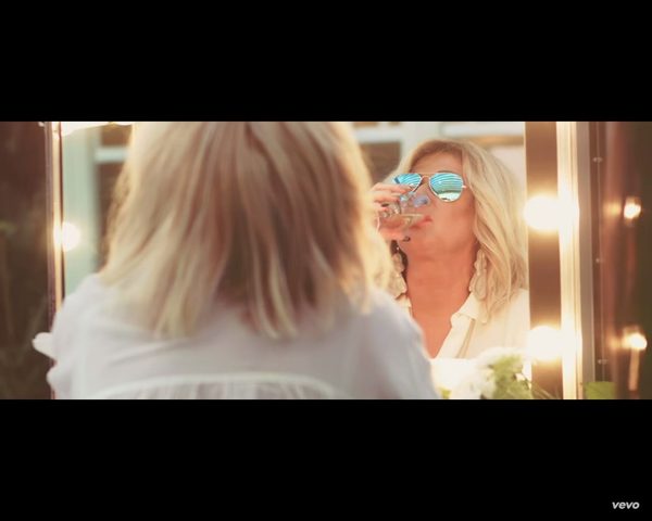 Beata Kozidrak w nowej fryzurze, w nowym teledysku [VIDEO]