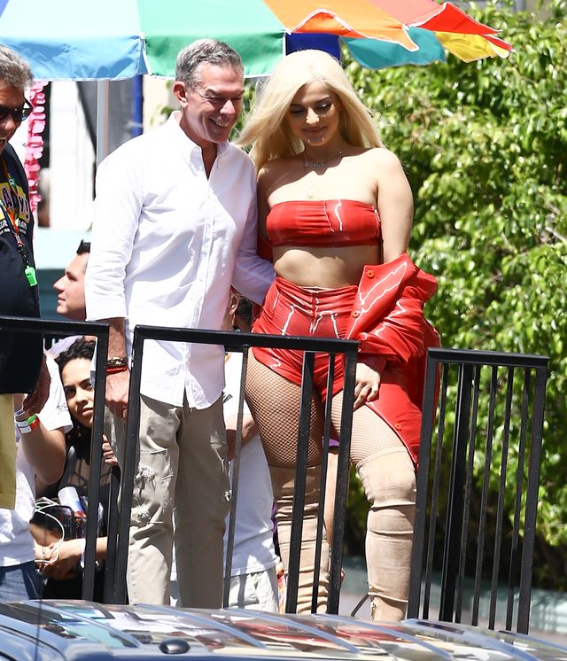 W teledyskach taka szczuplutka, a na żywo wyłoniły się fałfki W teledyskach taka szczuplutka, a na żywo wyłoniły się fałfki