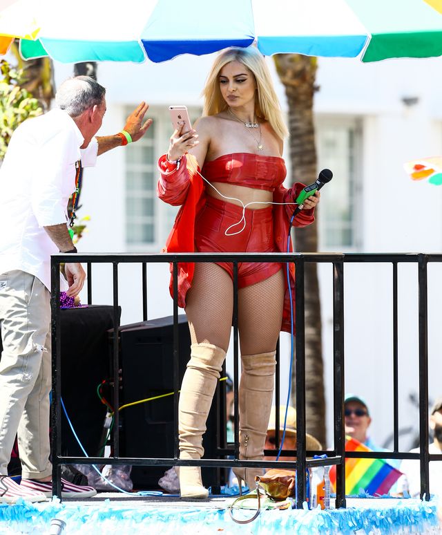 W teledyskach taka szczuplutka, a na żywo wyłoniły się fałfki W teledyskach taka szczuplutka, a na żywo wyłoniły się fałfki